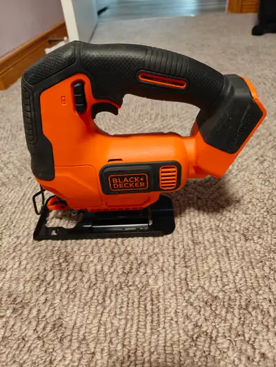 This Black + Decker 20V Cordless Jigsaw, model BDCJS20, is in mint condition. It has only been used...