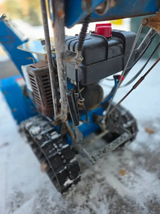 Yamaha YS624 Snowblower With Rubber Tracks Similar To The Honda in Snowblowers in Windsor Region - Image 7