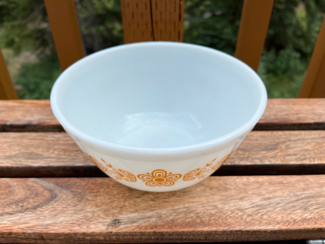 Vintage Pyrex Butterfly Gold 402 Mixing Bowl 1972 in Arts & Collectibles in Calgary - Image 2