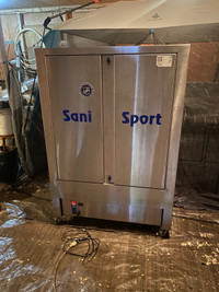 Sports equipment cleaning machine