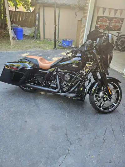 2024 Harley davidson street glide has 400Km like new no time to use has stretched bags, aftermaket s...