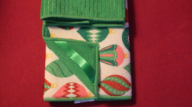 - Microfibre Cleaning Set - Christmas Themed - (New) - in Kitchen & Dining Wares in Cole Harbour - Image 3