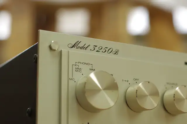 Marantz 3250B Preamplifier in Stereo Systems & Home Theatre in City of Toronto - Image 4