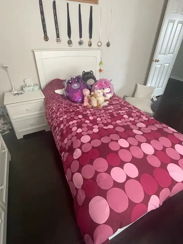 white Twin size bed and Mattress in Beds & Mattresses in Markham / York Region - Image 3