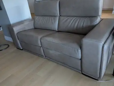 Causeuse 2 places de marque JAYMAR. Acheté neuf à $4200+ taxes. En excellente condition. Les places...