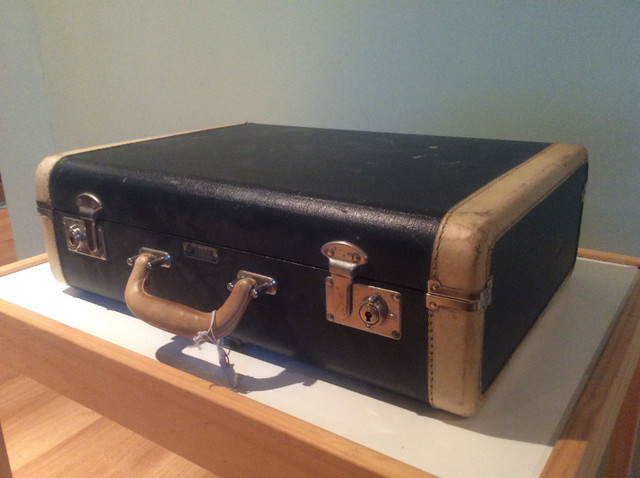 Vintage Eatonia Suitcase in Arts & Collectibles in Winnipeg - Image 3