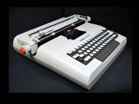 Machine à écrire électrique vintage OLIVETTI LEXIKON 82
