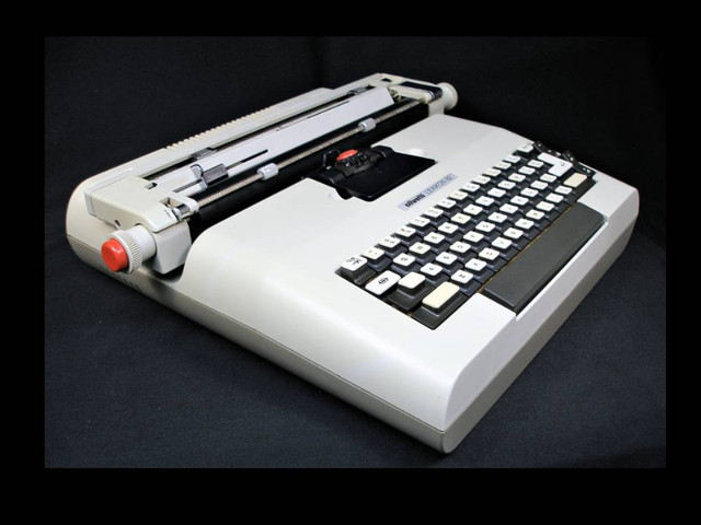 Machine à écrire électrique vintage OLIVETTI LEXIKON 82 dans Appareils électroniques  à Laval/Rive Nord