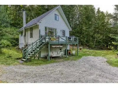 Chalet 3 saisons avec grand terrain (5,626.3 m2) situé à 10 minutes de St-Joseph-de-Mékinac au lac d...