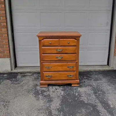 Beautiful Kroehler 5 Drawer Chest of Drawers, View more