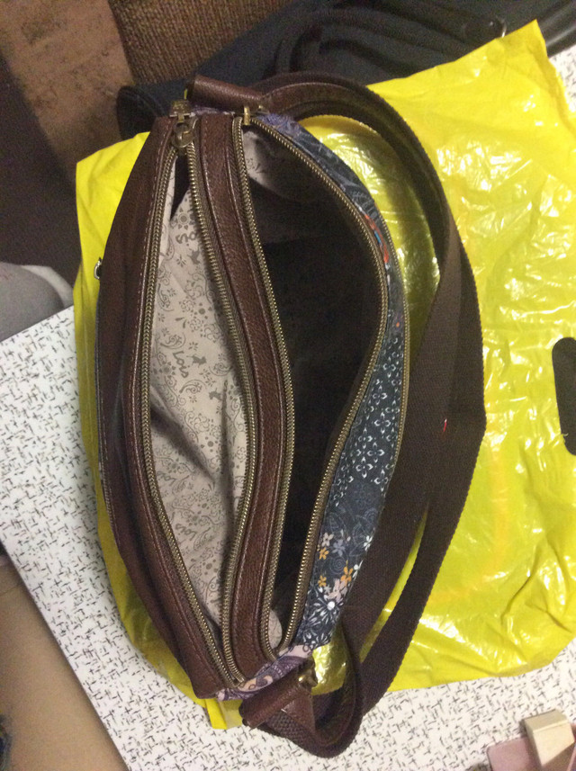 Lois Brand Crossbody purse - $45 dans Femmes - Sacs et portefeuilles  à Ville de Montréal - Image 4