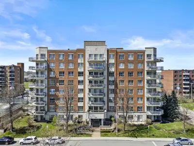 Unité de coin lumineuse à Saint-Laurent offrant de hauts plafonds et des planchers de bois, située d...