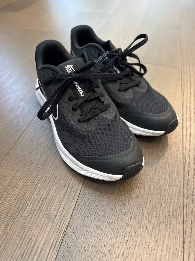 youth size 5.5 Nike Star Runner Shoe in Kids & Youth in St. Albert - Image 5