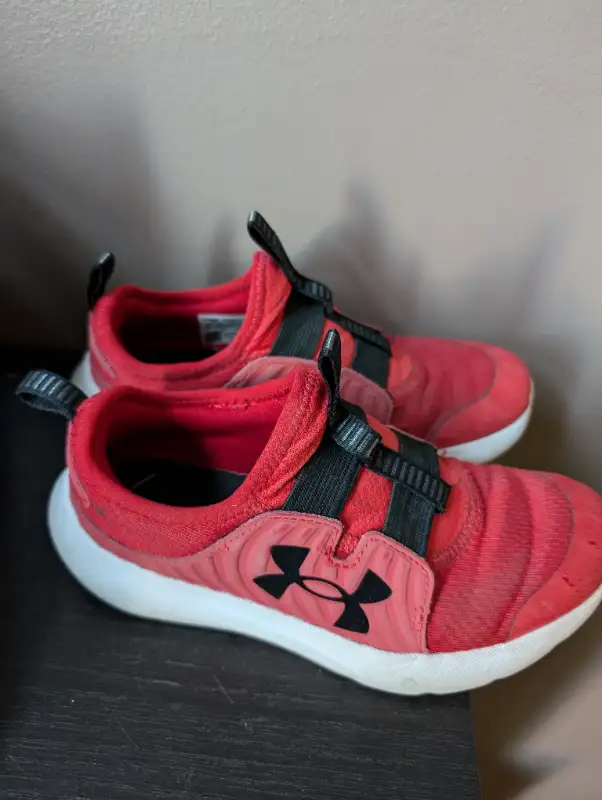 Under Armour Shoes 2Y in Kids & Youth in Bedford - Image 2