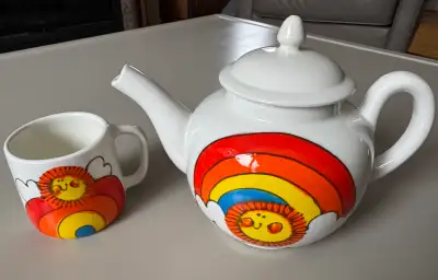 This is a beautiful vintage (1980’s)Ardencraft handmade teapot and mug set, featuring a cheerful rai...