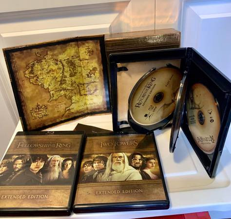 The Lord of the Rings Trilogy Extended Edition Blu-Ray Box Set in CDs, DVDs & Blu-ray in Burnaby/New Westminster - Image 2