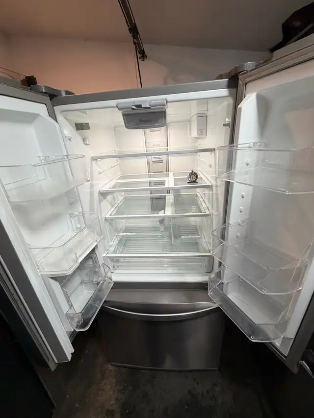 Whirlpool 30” fridge with water/ice - delivery  in Refrigerators in West Island - Image 4
