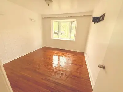 Main level furnished bedrooms available for rent in Pickering for $750 Inculing all utilies and park...