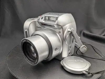 Fujifilm FinePix 2800 Zoom 2MP Digital Camera 6x Zoom TESTED, View more
