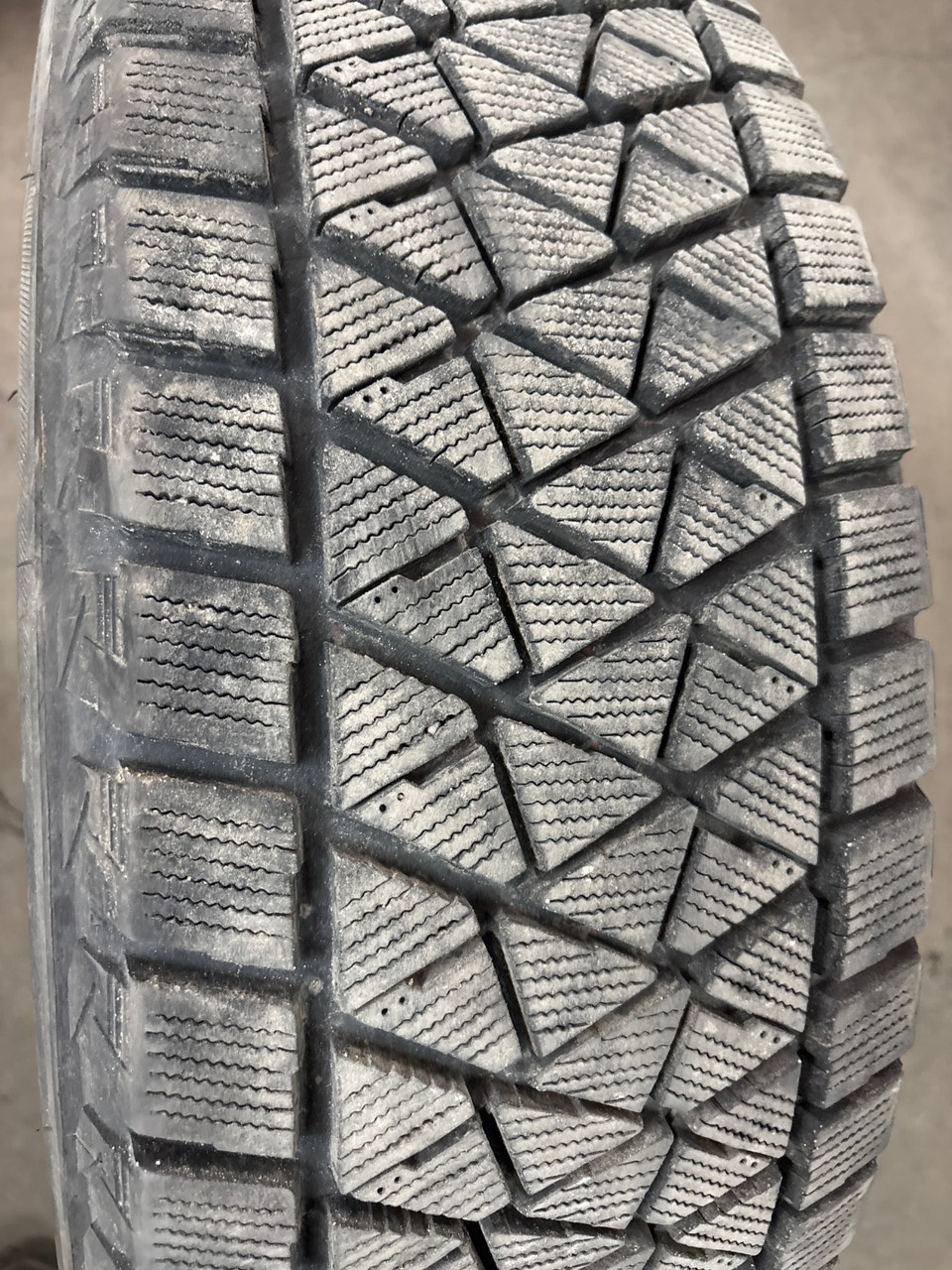 4 pneus d'hiver P235/65R17 108R Bridgestone Blizzak DM-V2, 53820 ...