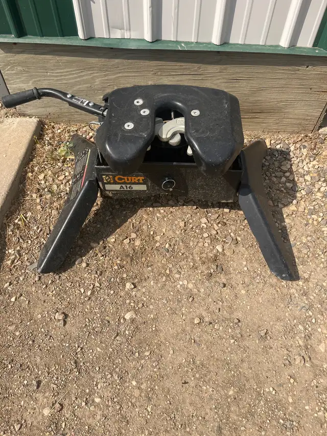 Curt A16 fifth wheel hitch  in RV & Camper Parts & Accessories in Saskatoon - Image 2