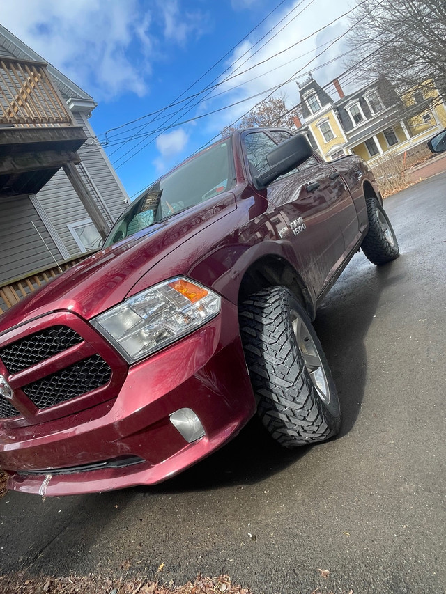 2017 dodge ram 1500, with airlift and 35 inch mud tires  in Cars & Trucks in Moncton
