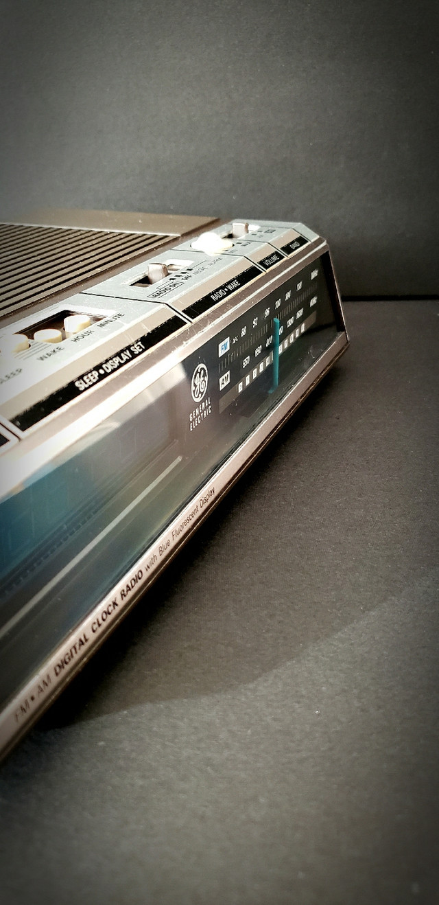 Vintage GENERAL ELECTRIC digital AM/FM alarm clock radio in General Electronics in City of Toronto - Image 3