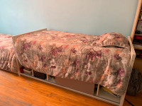 lit simple Ikea avec rangement etagere  en bois avec matelas