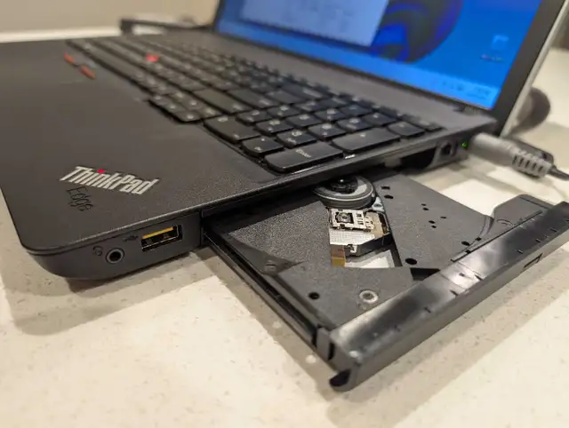 Laptop 15" Lenovo Thinkpad E545, AMD 4 cores, 8Gb ram, 128Gb SSD in Laptops in Ottawa - Image 5