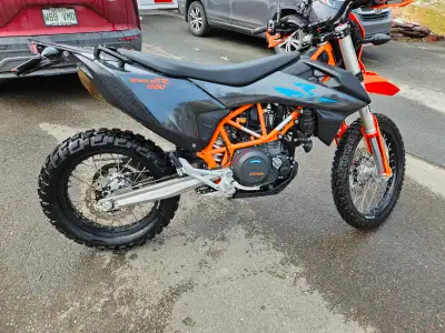 Ktm 690 R enduro pneu avant et arrière neufs. 7200 km. Email jmproulx60@gmail.com