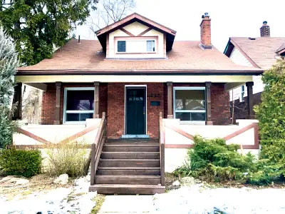 Large 5 bedroom house with large common areas, backyard deck and 2 bathrooms walking distance to the...