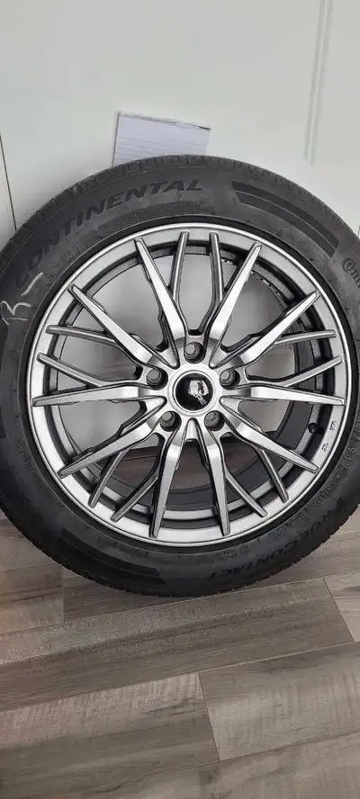 4 Mags 17 pouces CRW gris métallisé 5X114.3 et 17X7.0 le tout monté sur pneus Continentale, fait sur...