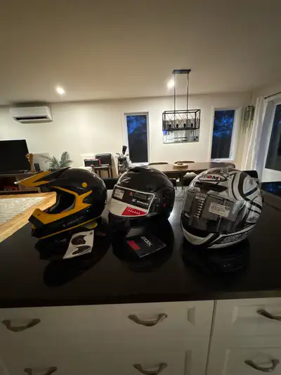 J’ai 3 casques neuf à vendre , juste des petites égratignures rien de superficiel. Suomy 150$ Z séri...