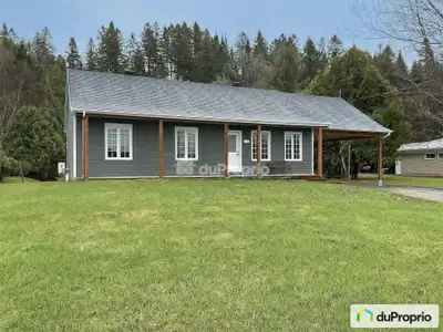Magnifique bungalow entièrement rénové situé dans un secteur paisible de Saint-Raymond. Offrant 4 ch...