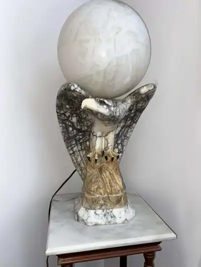 Aigle avec lumiere, View more