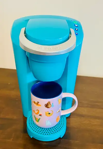 Clean and in excellent working condition! This compact Keurig is perfect for quick, easy coffee at h...