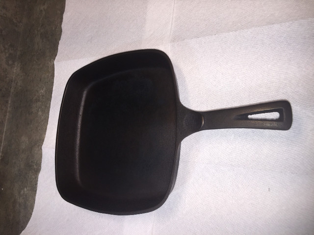 Vintage Unmarked WAGNER WARE 9 1/2" Cast Iron Square Skillet in Arts & Collectibles in Belleville - Image 3