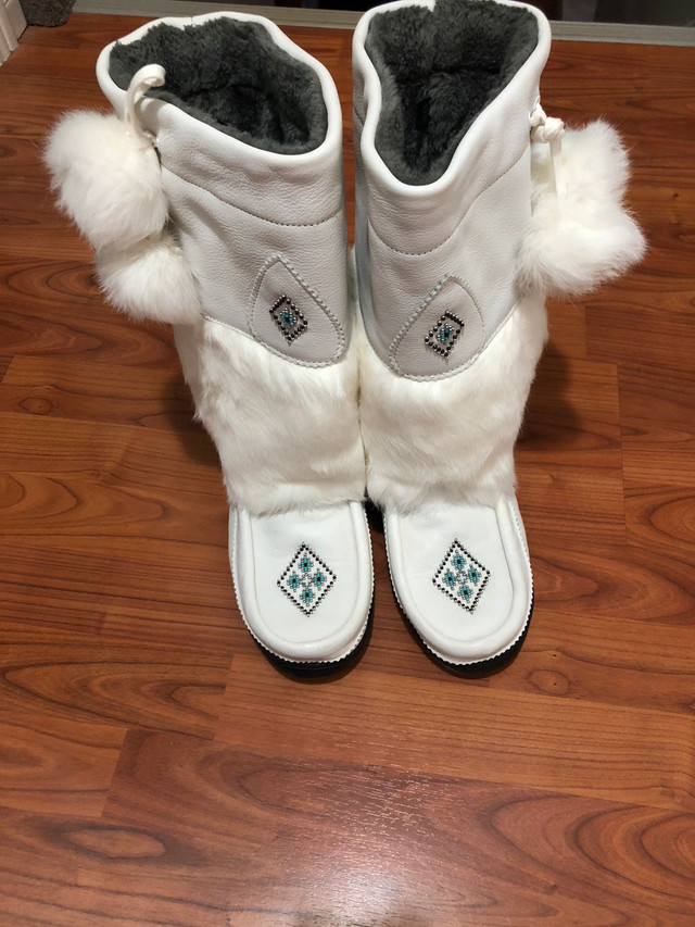 Like new Manitobah mukluks  in Women's - Shoes in North Bay