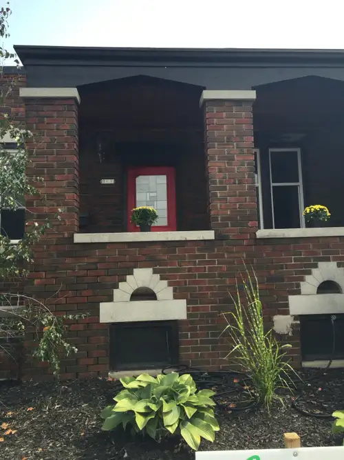 This lovely and spacious 3 bedroom, one bath, apartment is located at 163 Victoria st south and is p...