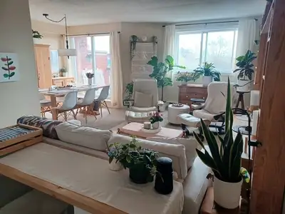 BOWMANVILLE 2 BEDROOM CONDO LARGE 1100 SQUARE FEET