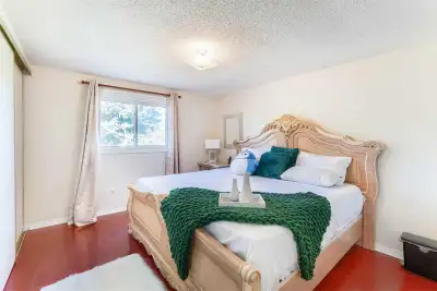 Spacious and clean room available in a shared house. Utilities are included, along with access to in...