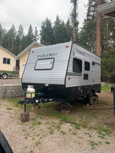 Ultra Lite. SUV towable. Has everything. Like new condition for everything. Queen bed, A/C, 2 burner...