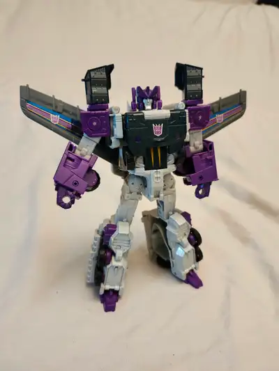 Transformers Titans Return Octone (Octane) includes his Titan Master partner Mur. No weapons. Transf...