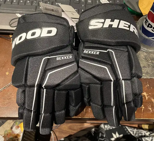 junior hockey gloves