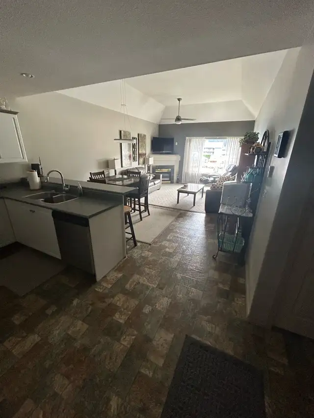 Sicamous Waterfront Condo Weekly Rental in British Columbia in Canada - Image 6