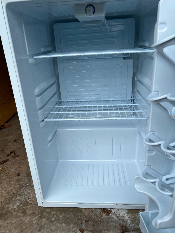 Danby small fridge dans Réfrigérateurs  à Ville de Montréal - Image 2