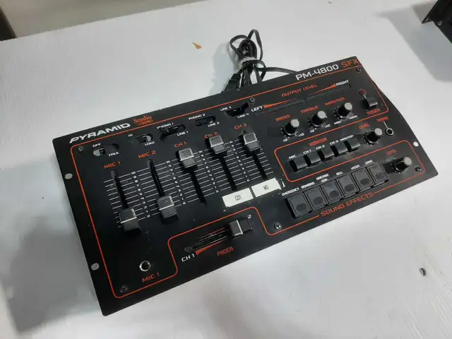 Pyramid PM-4800 SFX Mixer in Pro Audio & Recording Equipment in City of Montréal - Image 4
