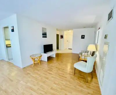 AVAILABLE SEPTEMBER MISS. CITY CENTRE LARGE ALL-INCLUSIVE SUITE A great place to call Home! 55 ELM D...
