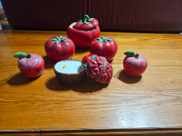 Ceramic salt/pepper shakers and sugar bowl in Arts & Collectibles in Kingston