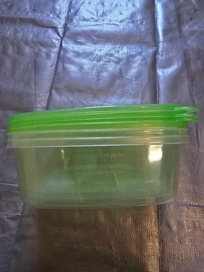 This pre-owned Rubbermaid food storage container is designed for efficient meal prep and kitchen org...